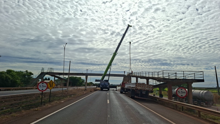Obras da semana incluem troca de viga da passarela sobre a BR-060 em Santo Antônio da Barra