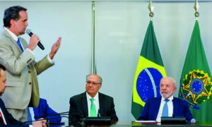 Lula assina MP e zera “taxa das blusinhas”