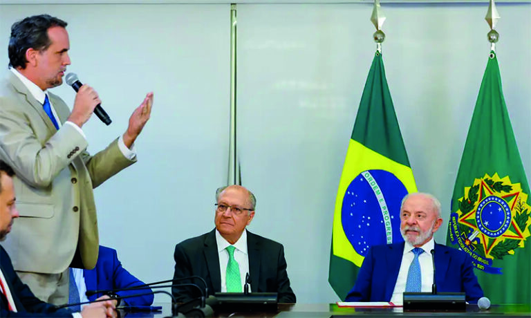 Lula assina MP e zera “taxa das blusinhas”