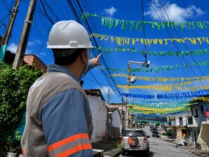 Vai reunir a família para ver o Brasil? Saiba quais equipamentos mais sobrecarregam a instalação elétrica
