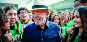 Lula avança entre independentes e abre 13 pontos de vantagem sobre Flávio Bolsonaro, aponta Quaest