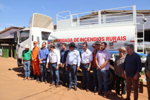 Prefeitura recebe caminhão-pipa destinado por senador e apresenta Brigada de Incêndio