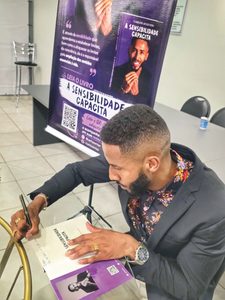 Lançamento do livro“A Sensibilidade Capacita”, de Carlos Augusto, é marcado por emoção, poesia, música e celebração da literatura